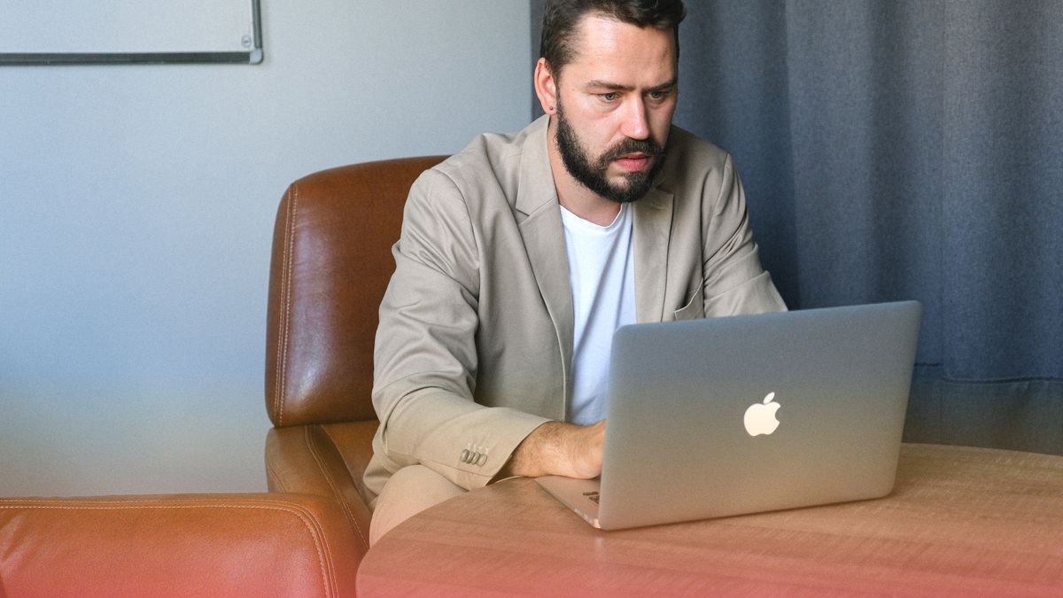 Emprendedor revisando herramientas de IA gratuitas en su computadora
