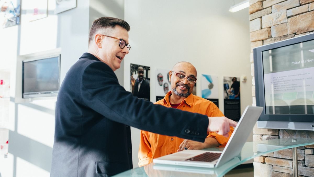 Imagen ilustrativa: Salesforce Einstein vs HubSpot AI: cuál IA de ventas conviene si apenas estás creciendo